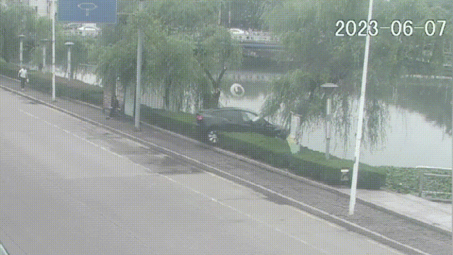 江苏苏州:车辆意外坠河,他们十分钟生死营救!