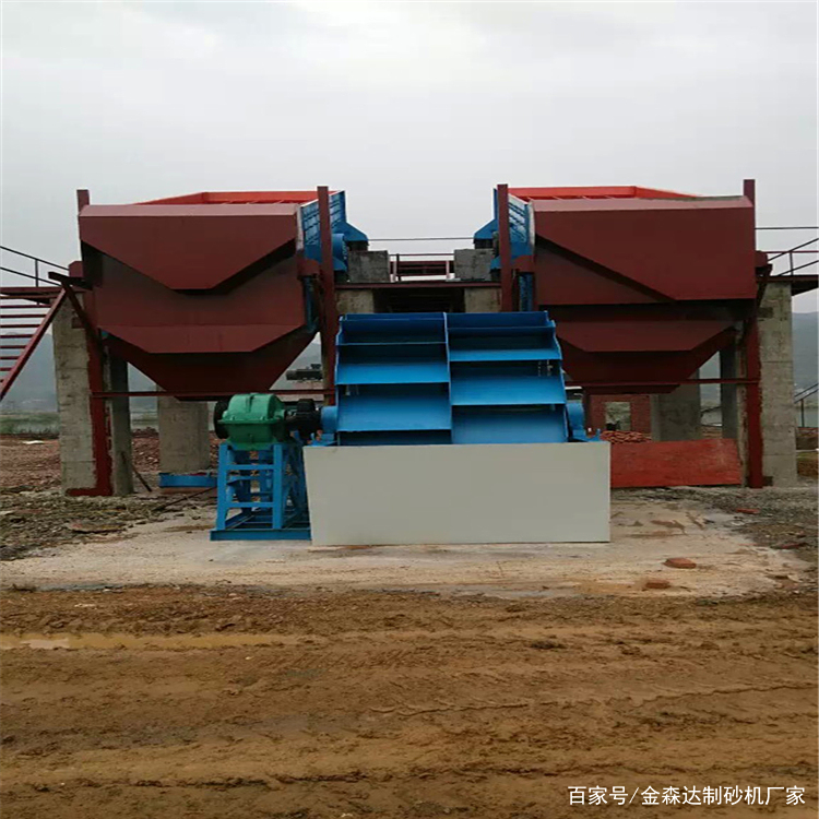 小型洗砂機一天能洗多少噸沙？具體產(chǎn)量是多少？洗砂機可以將沙料中的雜質(zhì)清洗干凈，機身結(jié)構(gòu)中的篩網(wǎng)可以篩選分級物料，所以經(jīng)過洗沙機清洗的沙料粒級分明，沒有異物，沙料品味非常高。小型洗沙機一天能洗多少噸沙子呢？螺旋洗砂機1.洗沙機價格和產(chǎn)量情況作為砂石設(shè)備的靈魂伴侶，洗沙機在很多制沙案例中都有應(yīng)用，按照產(chǎn)能需要，洗沙機分為不同的型號規(guī)格，洗沙設(shè)備包括：輪斗式洗沙機、螺旋式洗沙機。輪式洗砂機輪斗式洗沙機更(圖3)