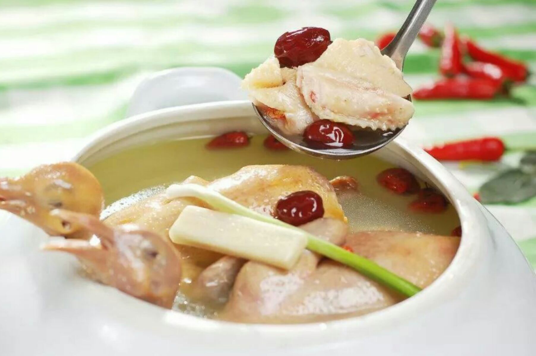 炖鸽子汤三放三不放,让你的汤更美味