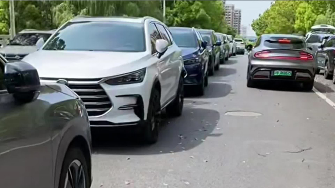 车车车！沪上数百米公共道路遭遇“密集恐惧”，上千户居民“生命通道”被封堵