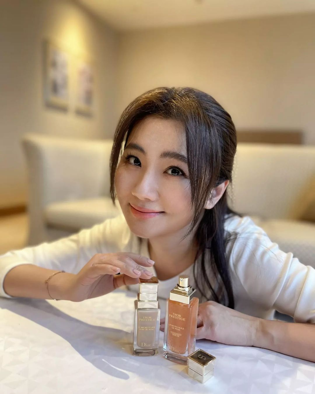 恭喜selina离婚6年收获新恋情,被拍甜挽小鲜肉回酒店,承认脱单恋爱