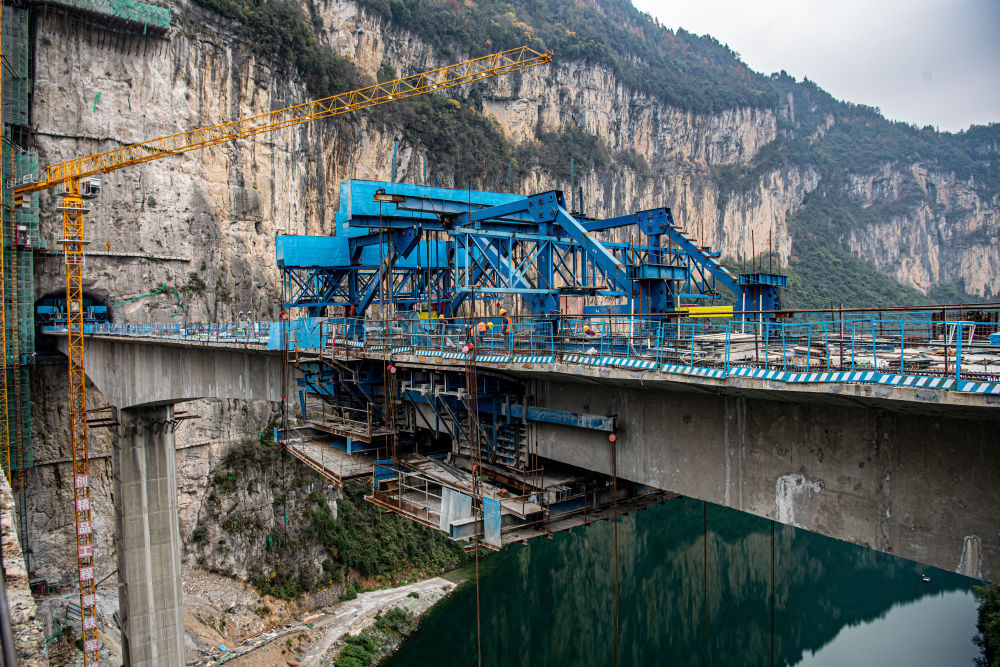 渝湘复线高速阿蓬江大桥即将全桥合龙