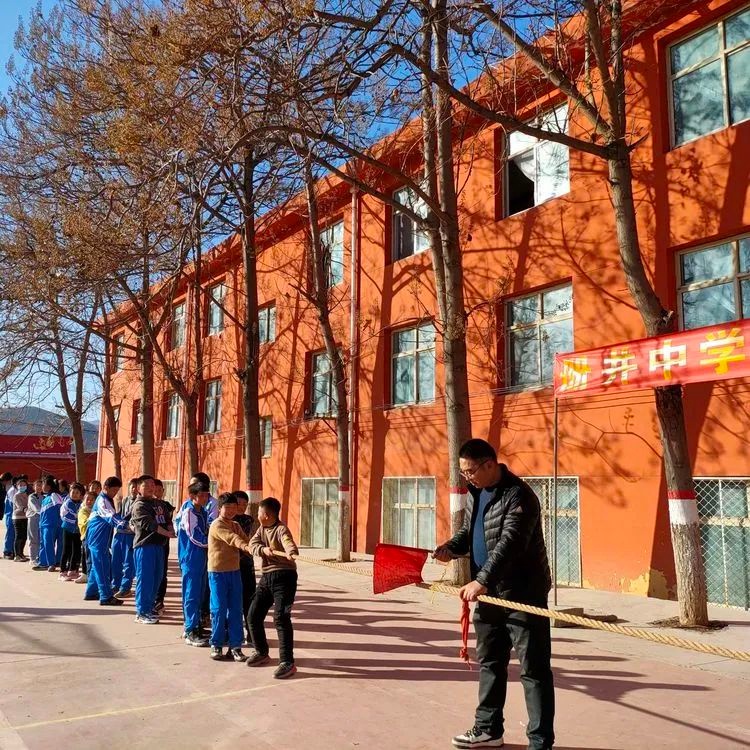 册井中学举办拔河比赛