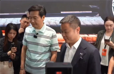 雷军到访小鹏汽车展区体验新车 与何小鹏合影留念 现场被围水泄不通