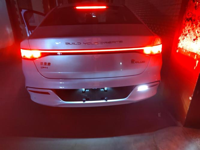 倒车灯是一个亮还是两个亮?