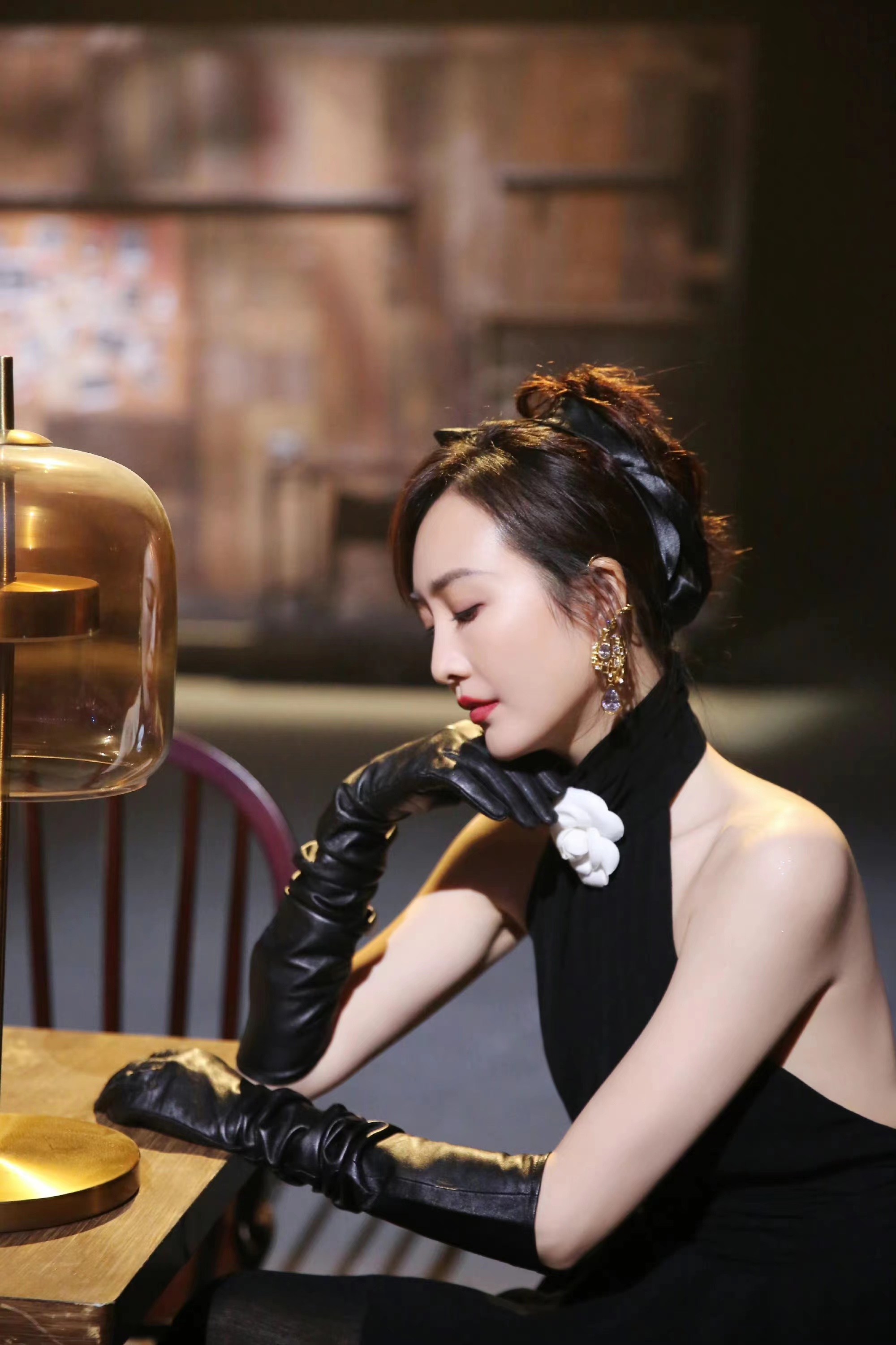 40岁王鸥太美了,穿黑色挂脖长裙梳精致盘发,复古优雅女神范!