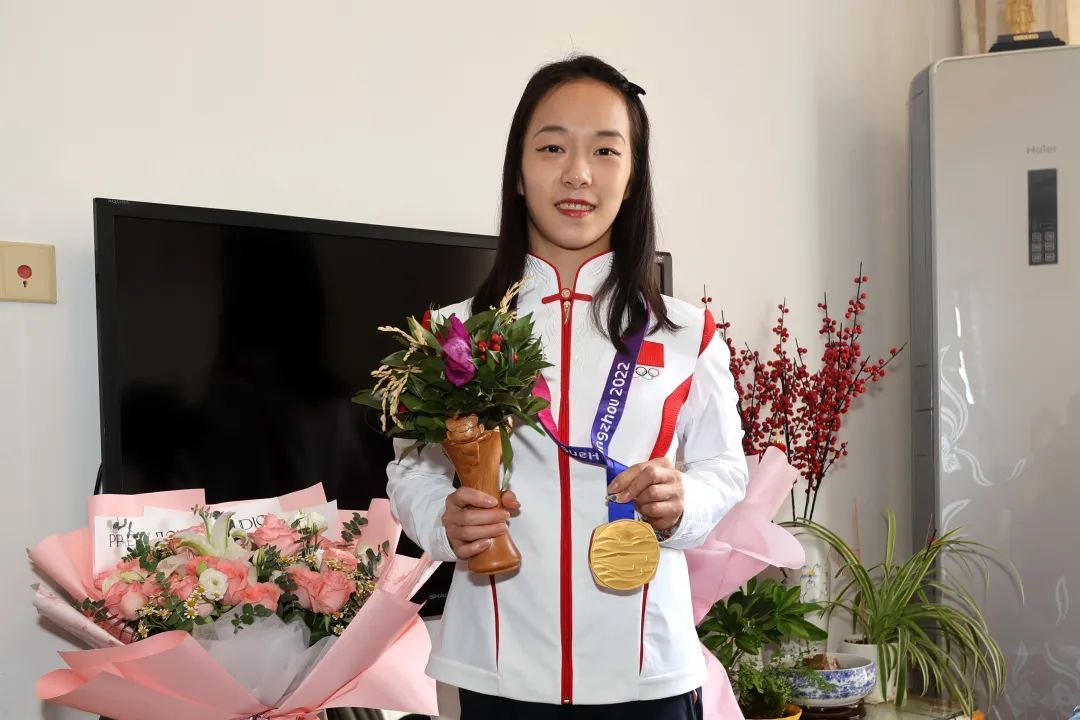 带着亚运金牌回家,闵行姑娘章瑾聊起赛场上幸福的泪,心疼的泪