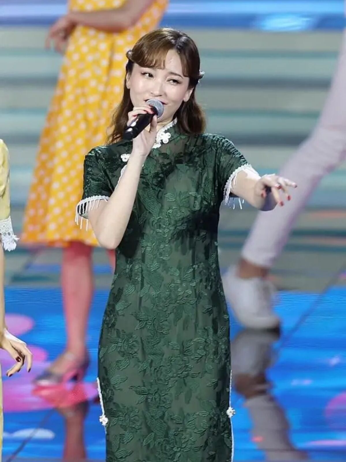 金莎穿旗袍太优雅,虽然腰身看着有点"圆润",但还是美出新高度