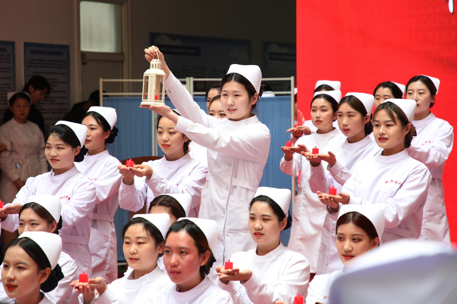 第110个国际护士节 沈阳医学院为准护士举行授帽仪式