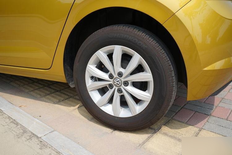 大众polo的轮胎配置相当多样化,其轮胎型号包括185/60r15,195/55r16