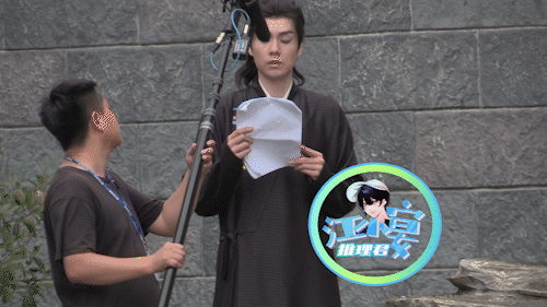 与张婧仪主演新剧造型遭吐槽 胡一天片场录音一脸高冷