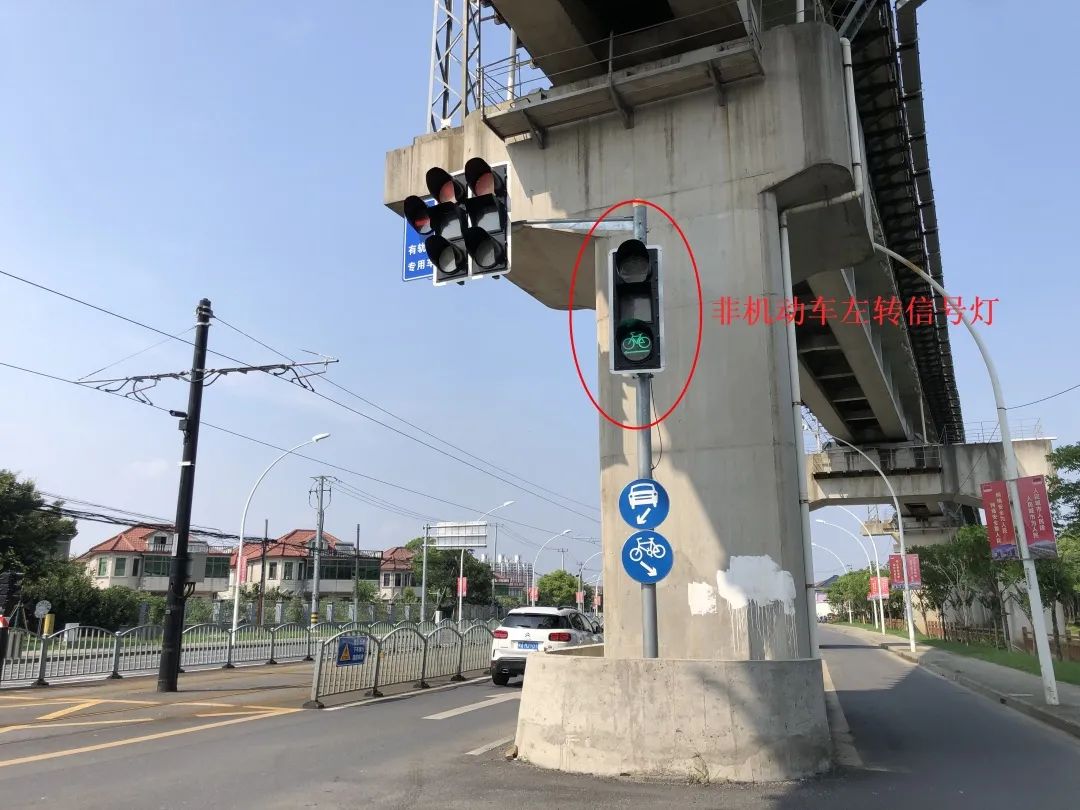 东侧路口西向北左转非机动车信号灯