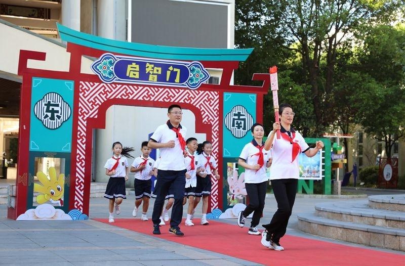 鄞州区东南小学用火炬传递,百人传球开启新学期的征程