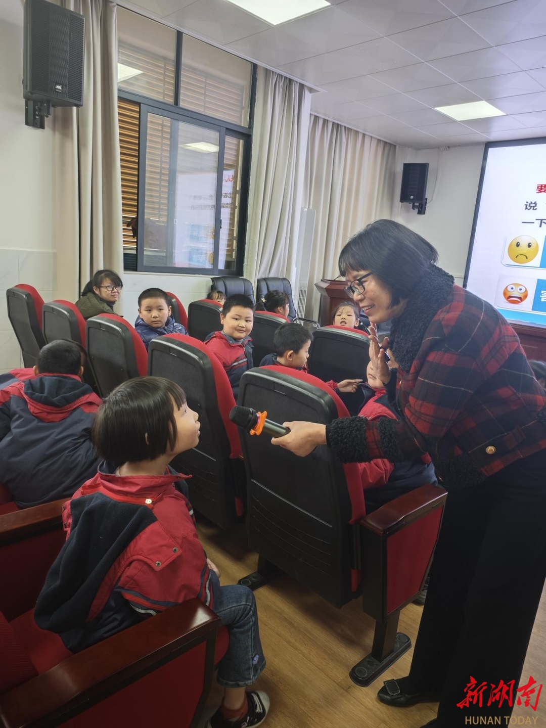 做情绪的主人——祁东县芙蓉学校心理健康专题讲座