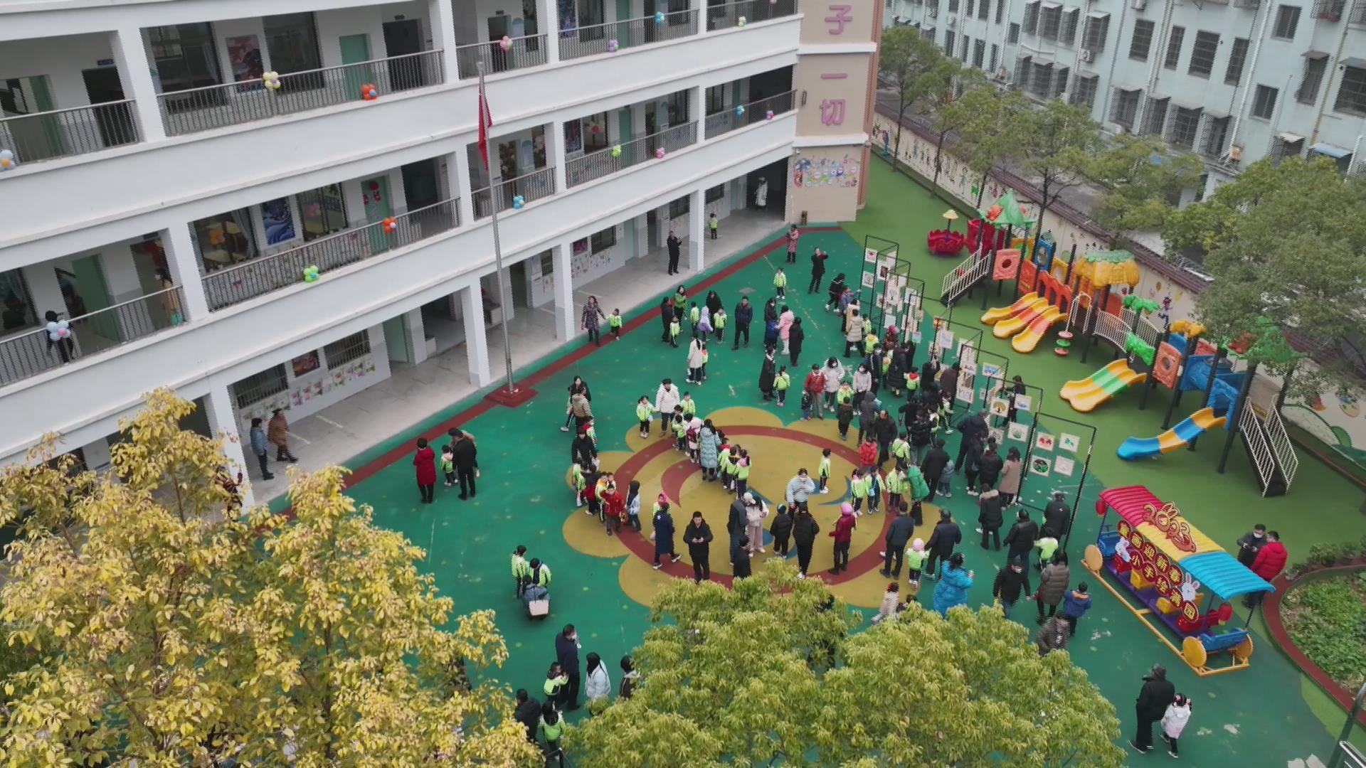 早上七点多, 装扮一新的怀宁县独秀小学附属幼儿园迎来了幼儿们.