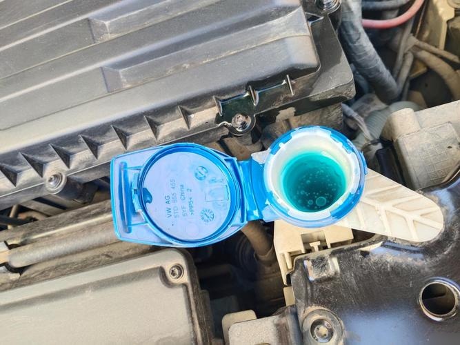 全新宝来1.6玻璃水加一升就满了,正常吗?