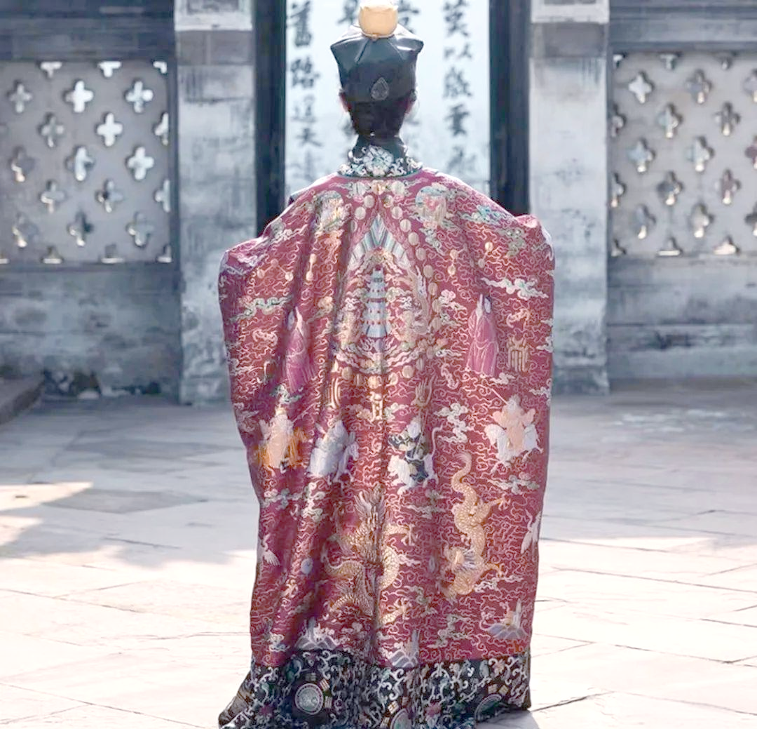 红色法衣,在道教服饰中承载着特定的象征意义