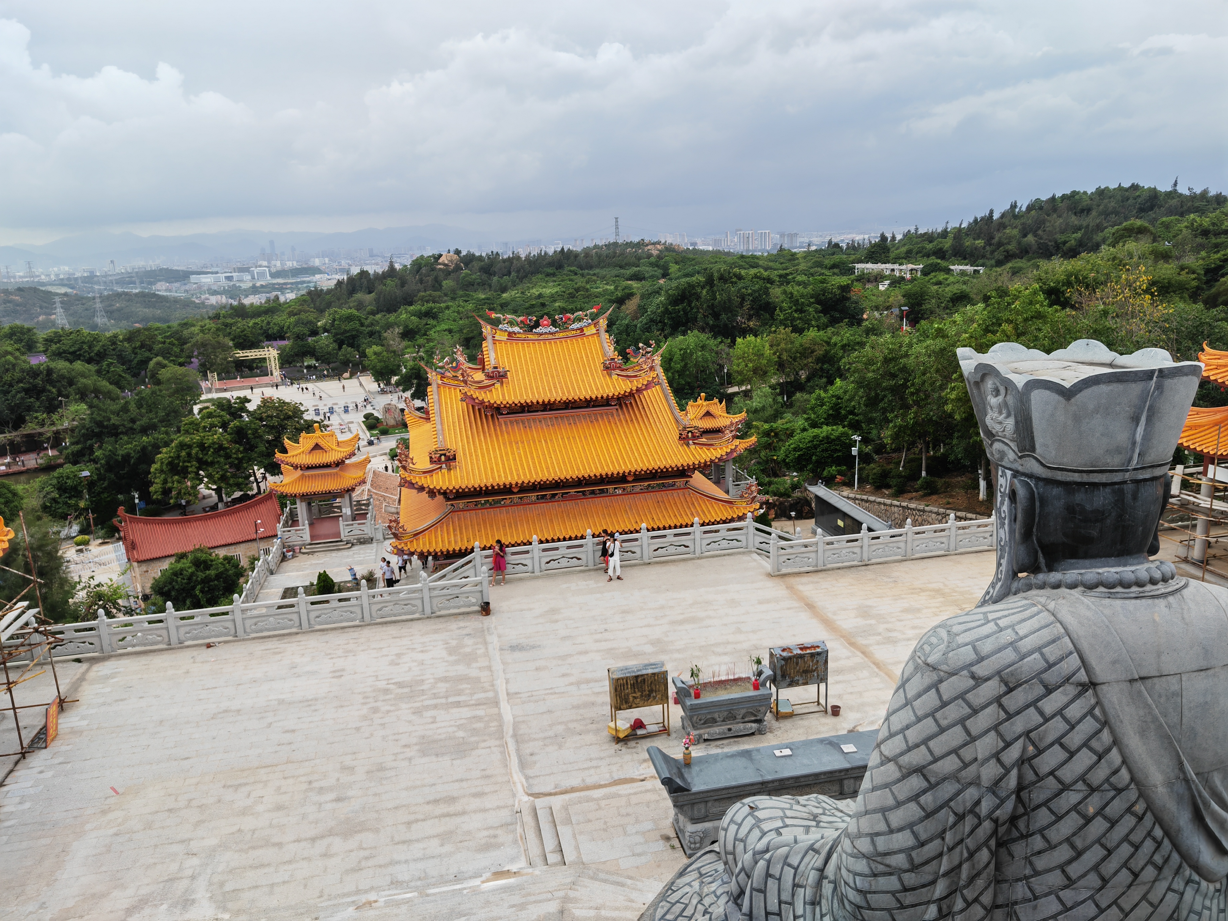 打卡厦门翔安香山郊野公园,大门口毛毛虫很渗人,马鞭草花海很美