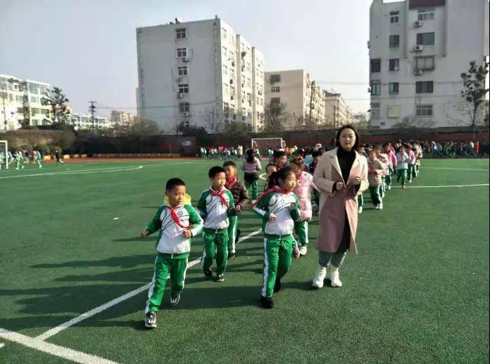 青岛永和路小学:冬季阳光长跑,跑出健康活力