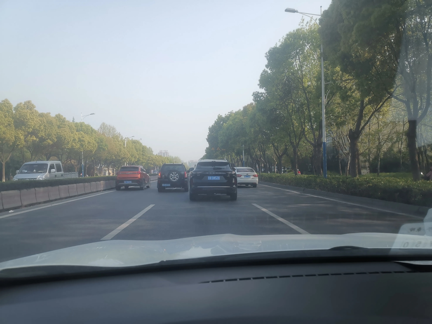 早上上班路上,一辆黑色瑶光擦肩而过.讲实话,真心很帅的.