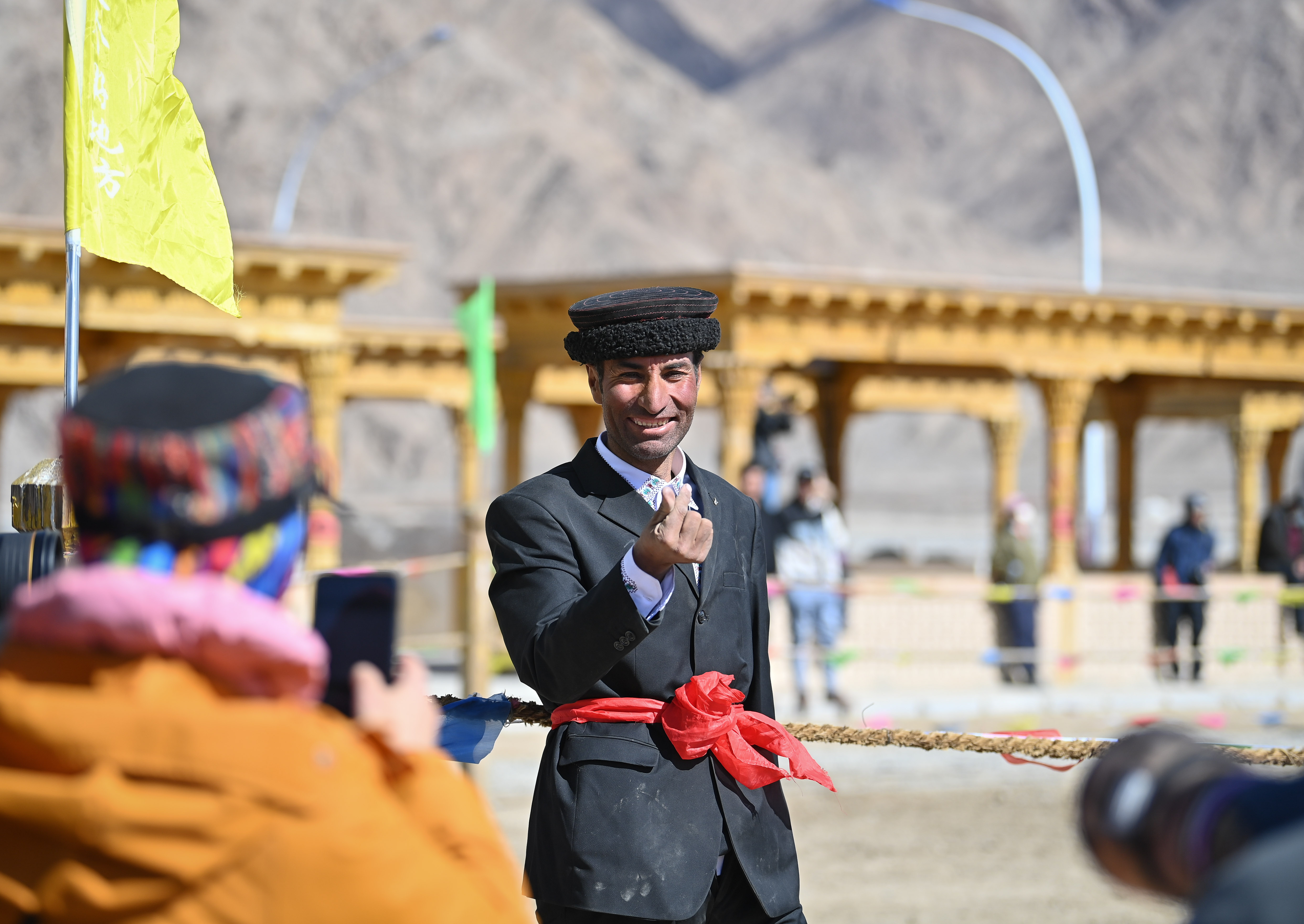 帕米尔高原上的牦牛骑士