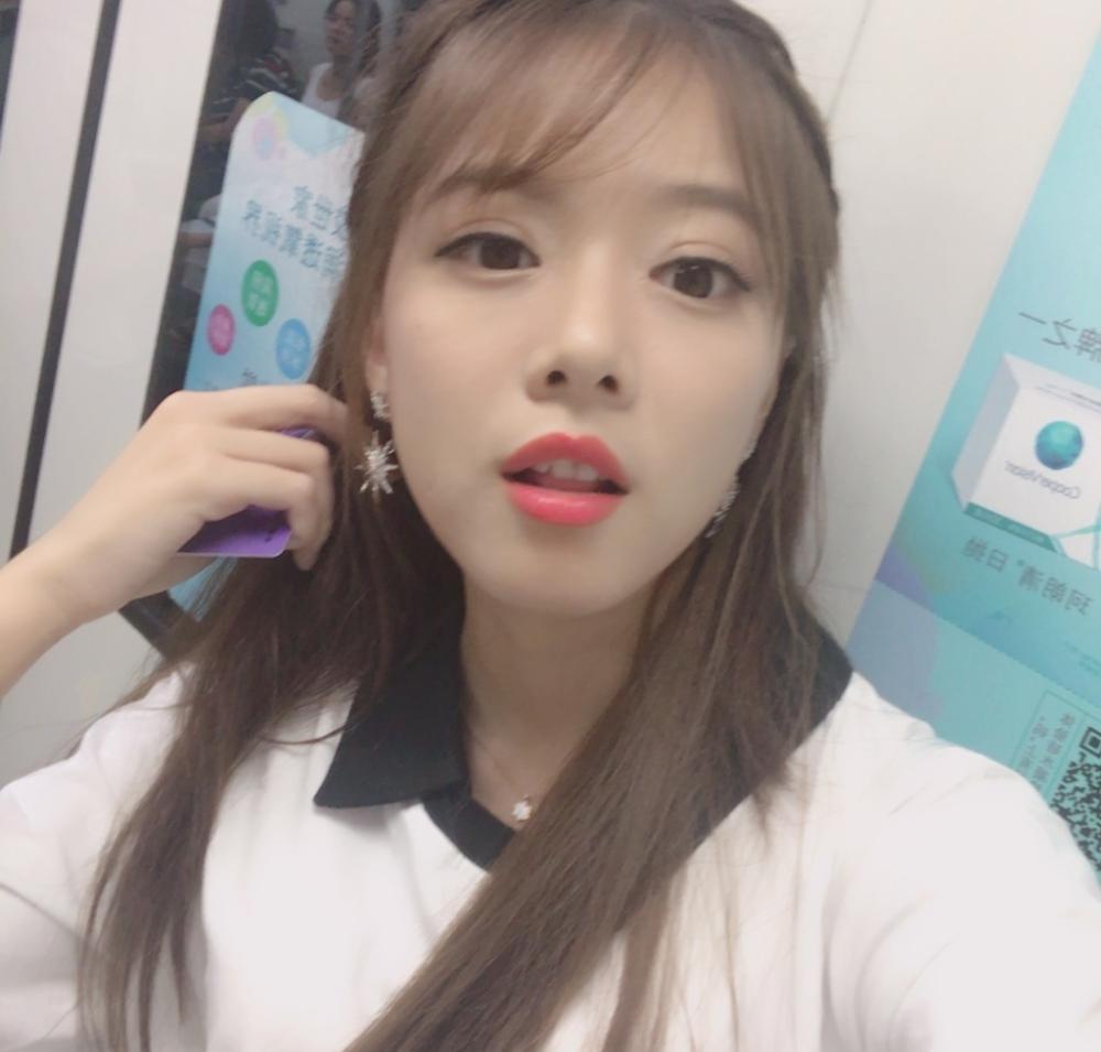 骆歆"真空"事件后首播,换了件安全的衣服,在危险边缘疯狂试探