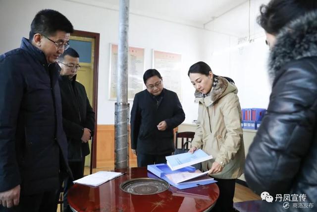 丹凤县委书记郑晓燕一线暗访检查脱贫攻坚和重点项目建设工作