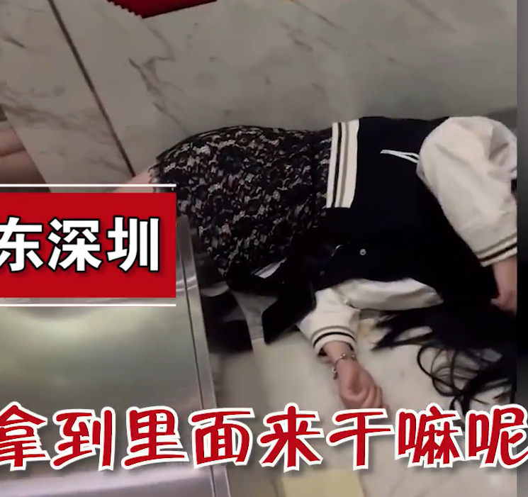 豹纹短裙女孩儿醉酒出丑,把垃圾桶当成冰箱搬走,物业从1楼追到4楼