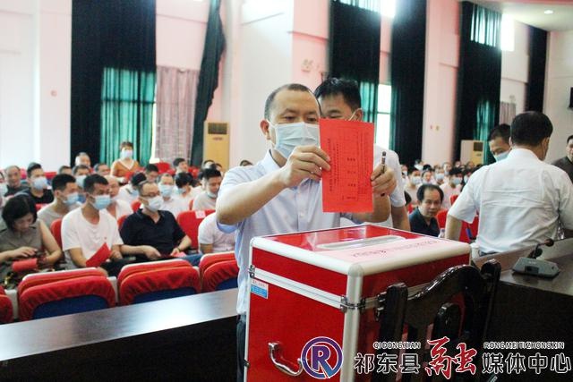 祁东县委副书记魏春生以普通选民身份参加投票