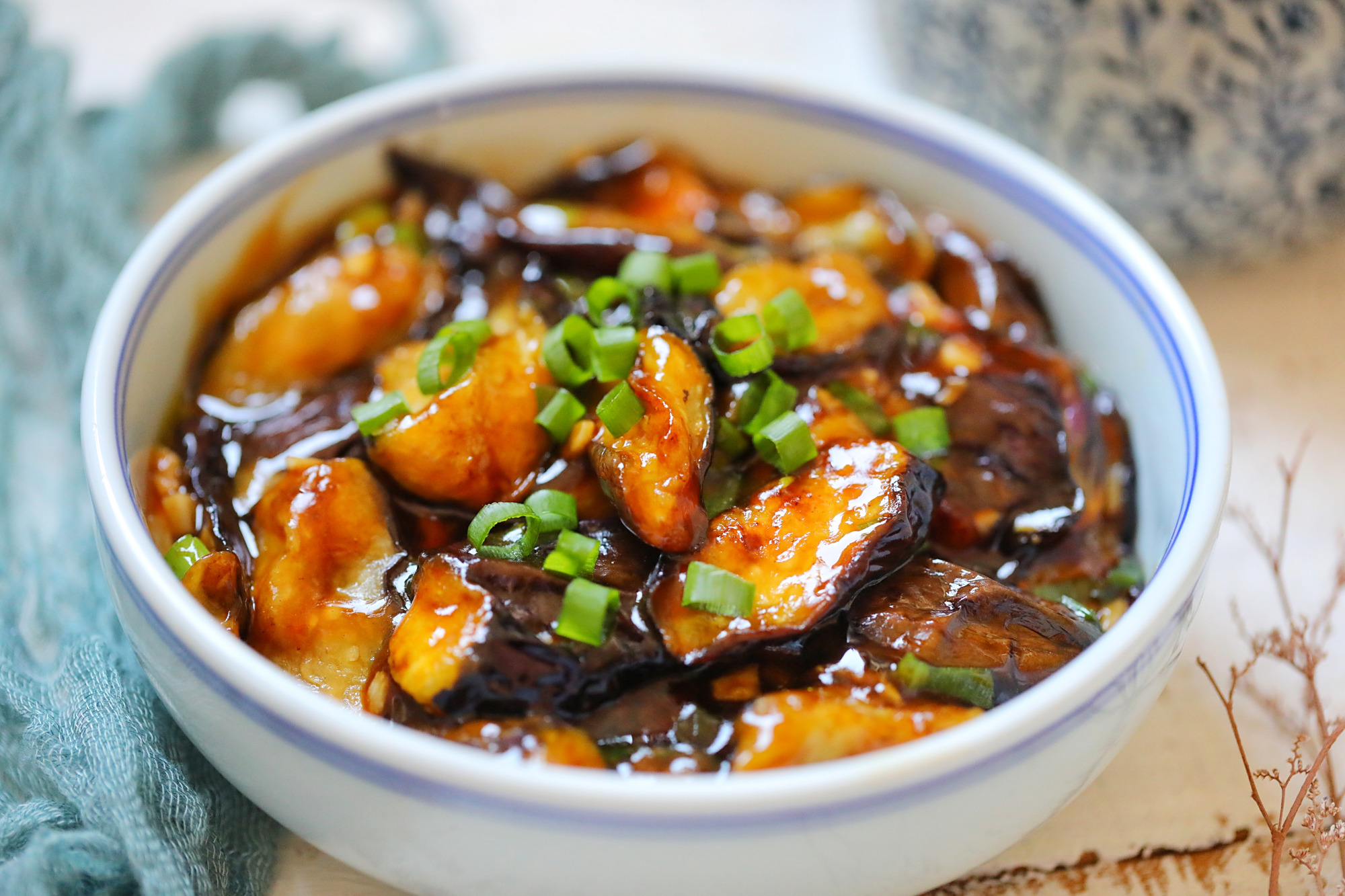 做茄子的时候,到底要不要去皮,很多人都做错了,营养降低一大半