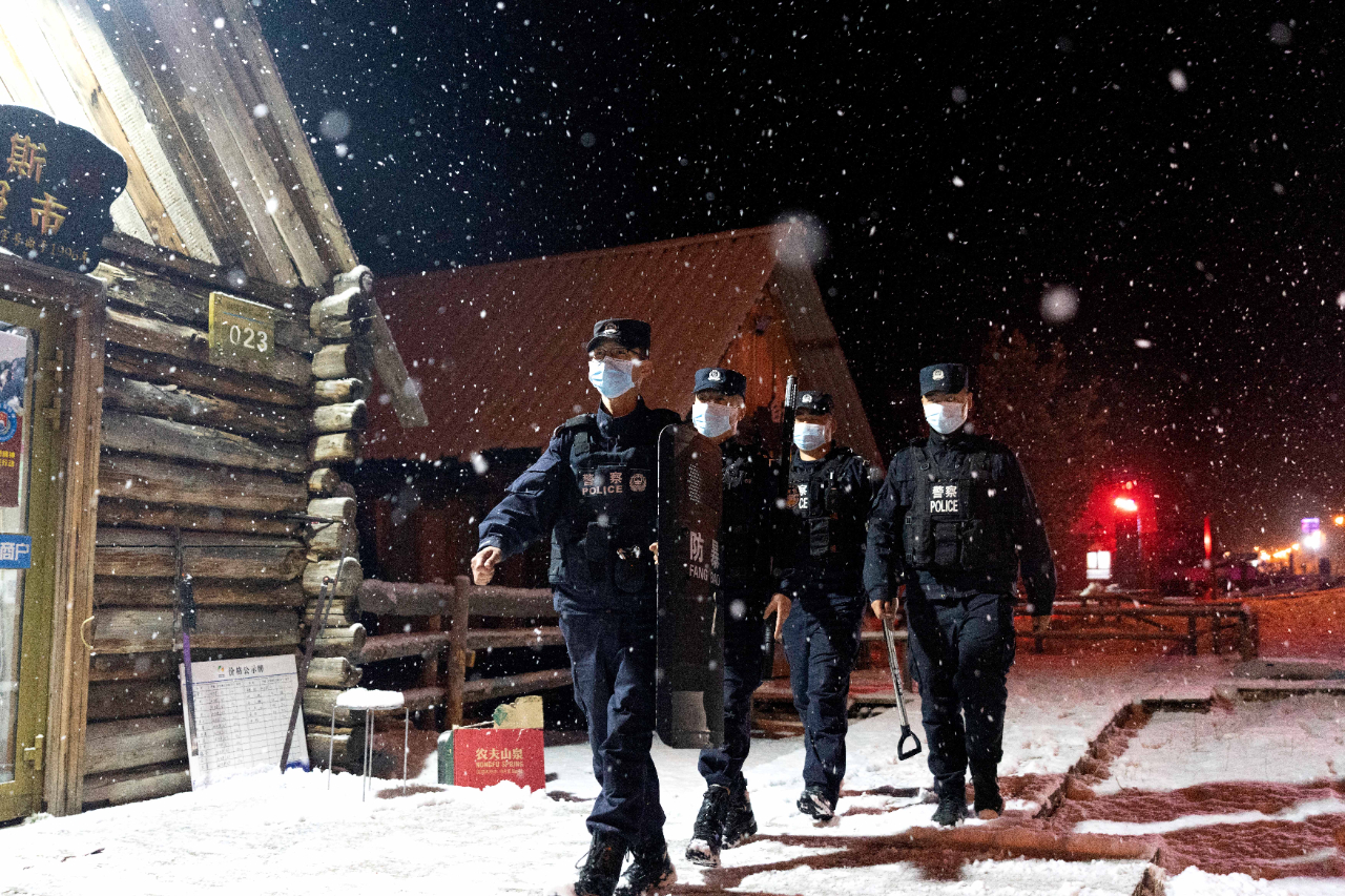 新疆阿勒泰:雪中的守护者