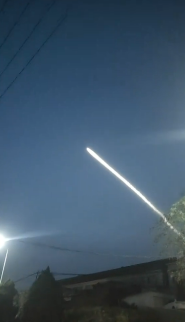 刷屏热搜！长征六号发射成功：多地网友夜空目击壮观火箭云