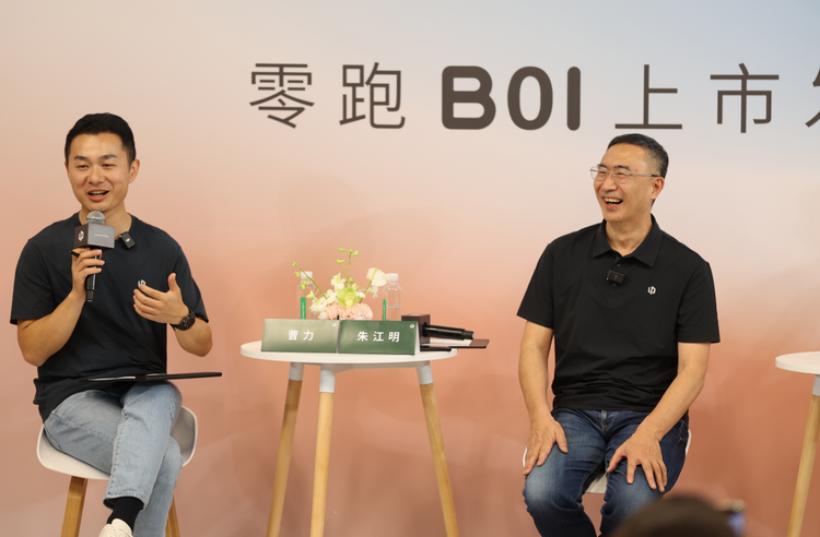 左至右：零跑汽车高级副总裁曹力，零跑汽车创始人、董事长兼CEO朱江明