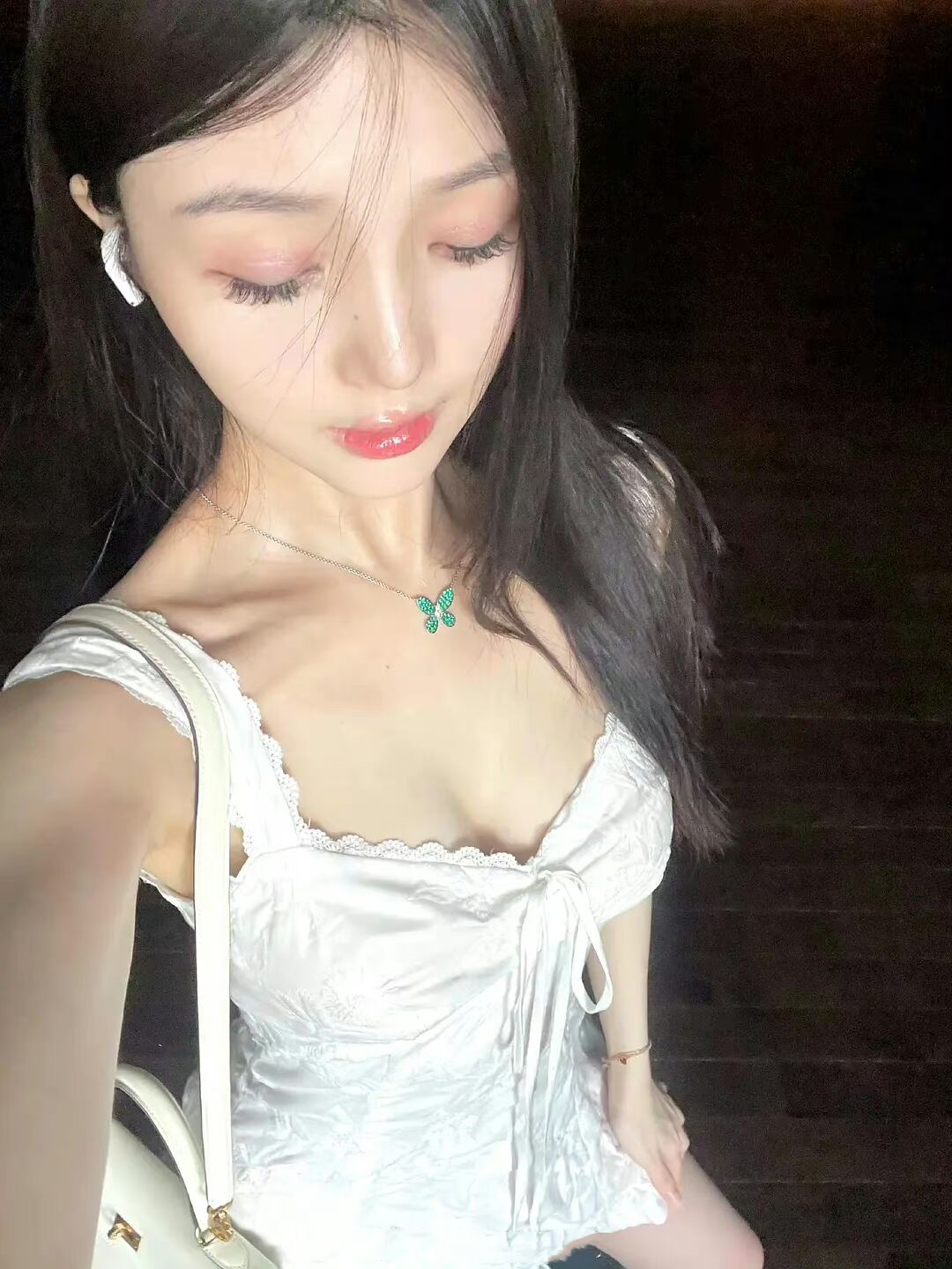 爱看长腿大胸美女,爱给av女星点赞!自我的李现疑和漂亮网红恋爱