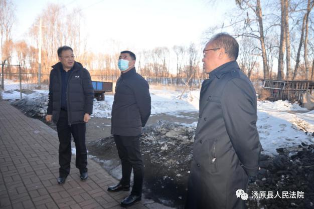 新春送关怀 情系干警心——汤原法院院长石广玉一行春节前走访慰问