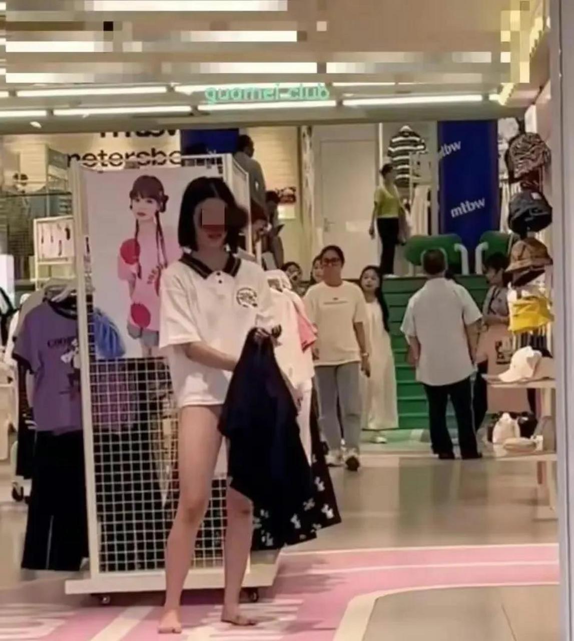 女子全身脱光衣服在路上逛街,就为报复和自己吵架的男朋友,长沙一女子