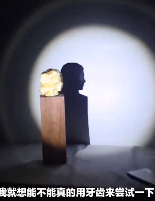 男子用苹果咬出明星剪影,太像了!网友:同样是吃,人家却是艺术