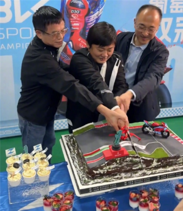 张雪机车WSBK冠军奖杯回国！张雪首次捧起奖杯 夺冠画面被做蛋糕庆祝