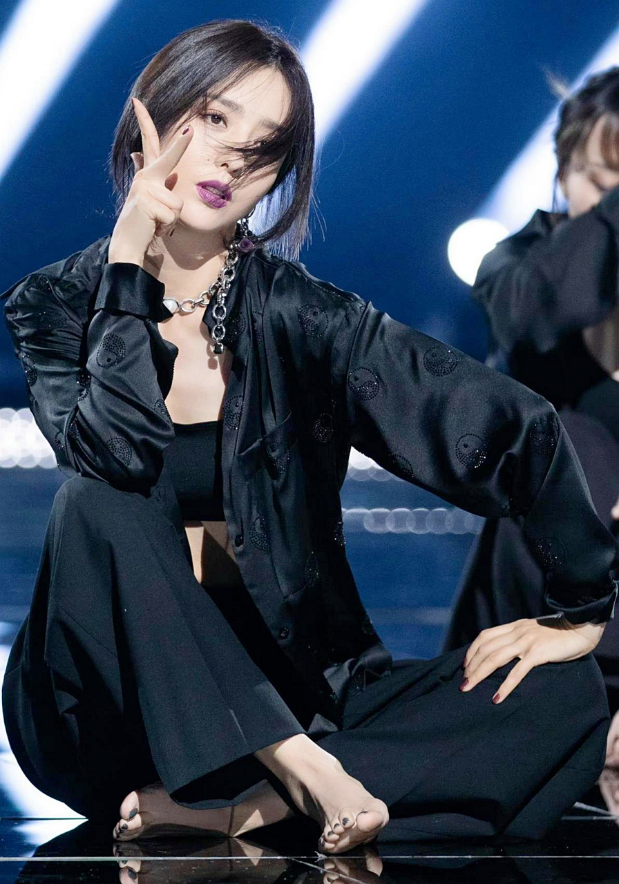 佟丽娅赤脚美腿