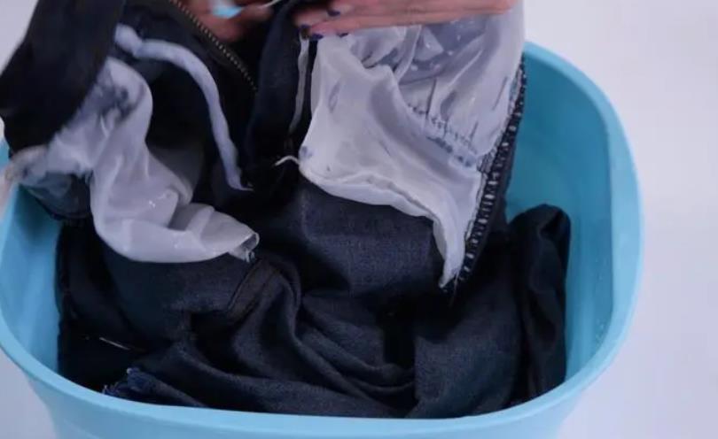 牛仔裤第一次洗用盐水泡多久