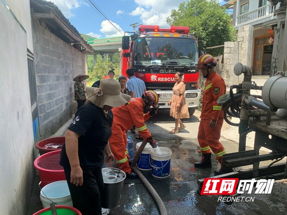 鳳凰消防:積極送水解民憂 滴滴