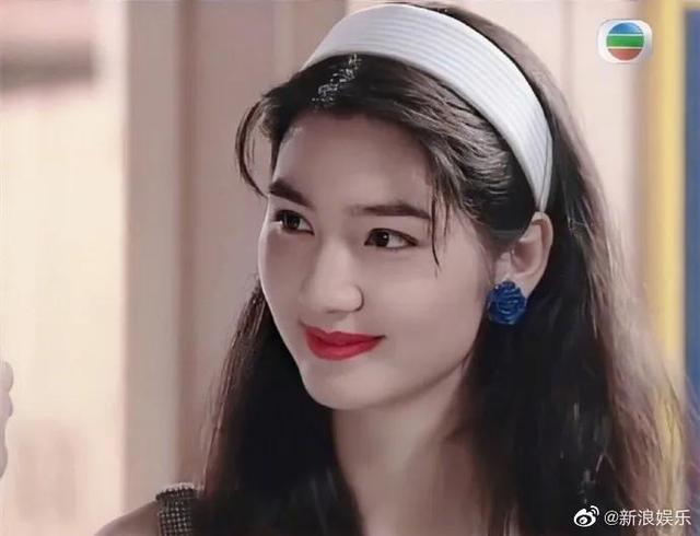 1993年《少年五虎》,洪欣饰演冼可儿,一代歌星,明艳动人.