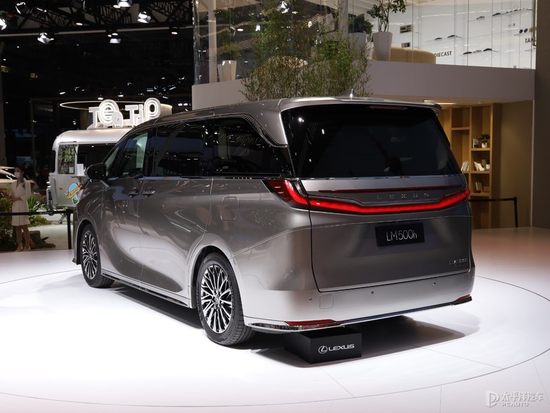 8月7日,全新一代雷克萨斯lm正式上市,共推出三款车型,并提供四座,六座
