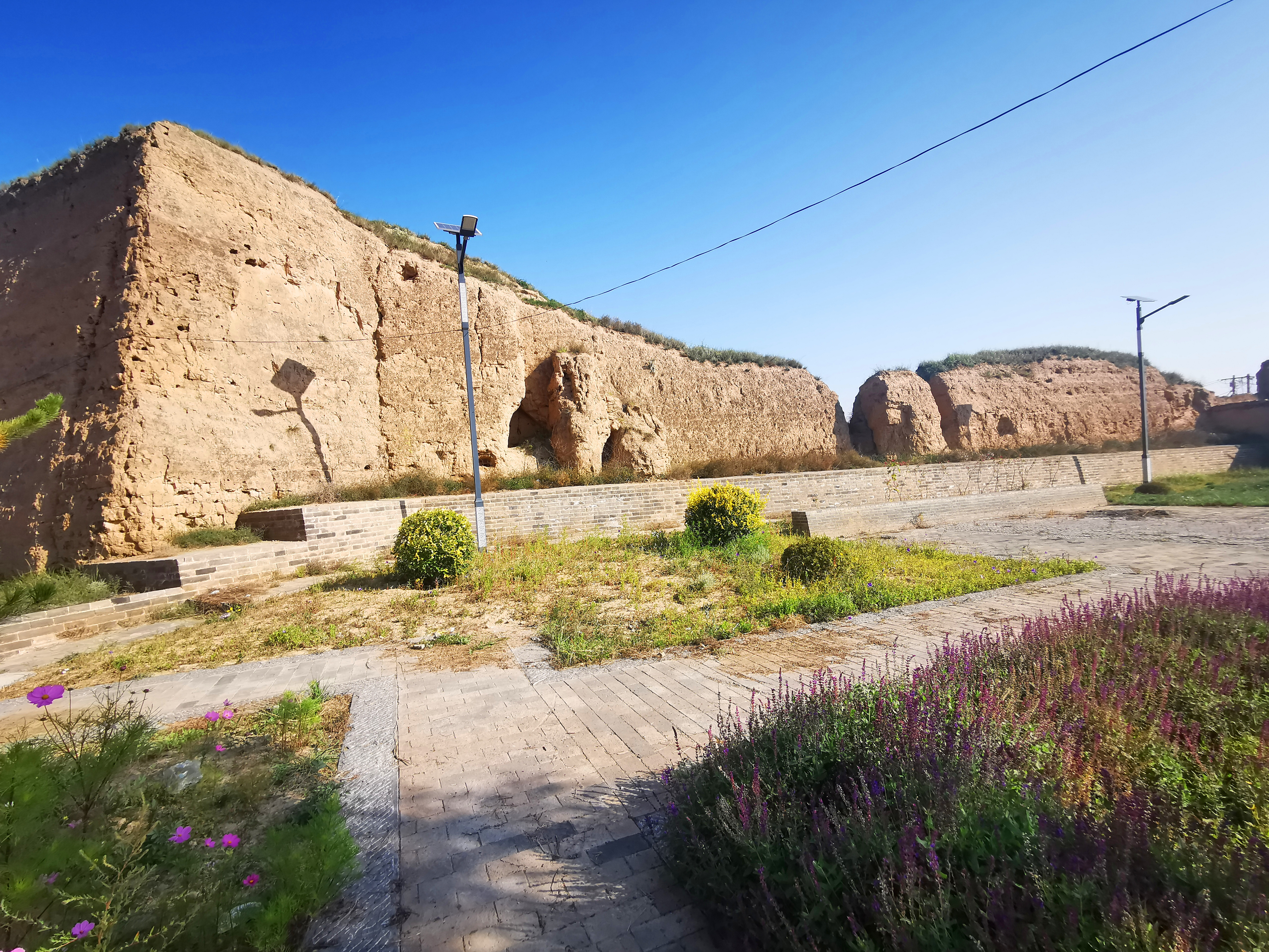 大同市阳高县镇边堡村,新老交错的村堡民居形成鲜明的对照