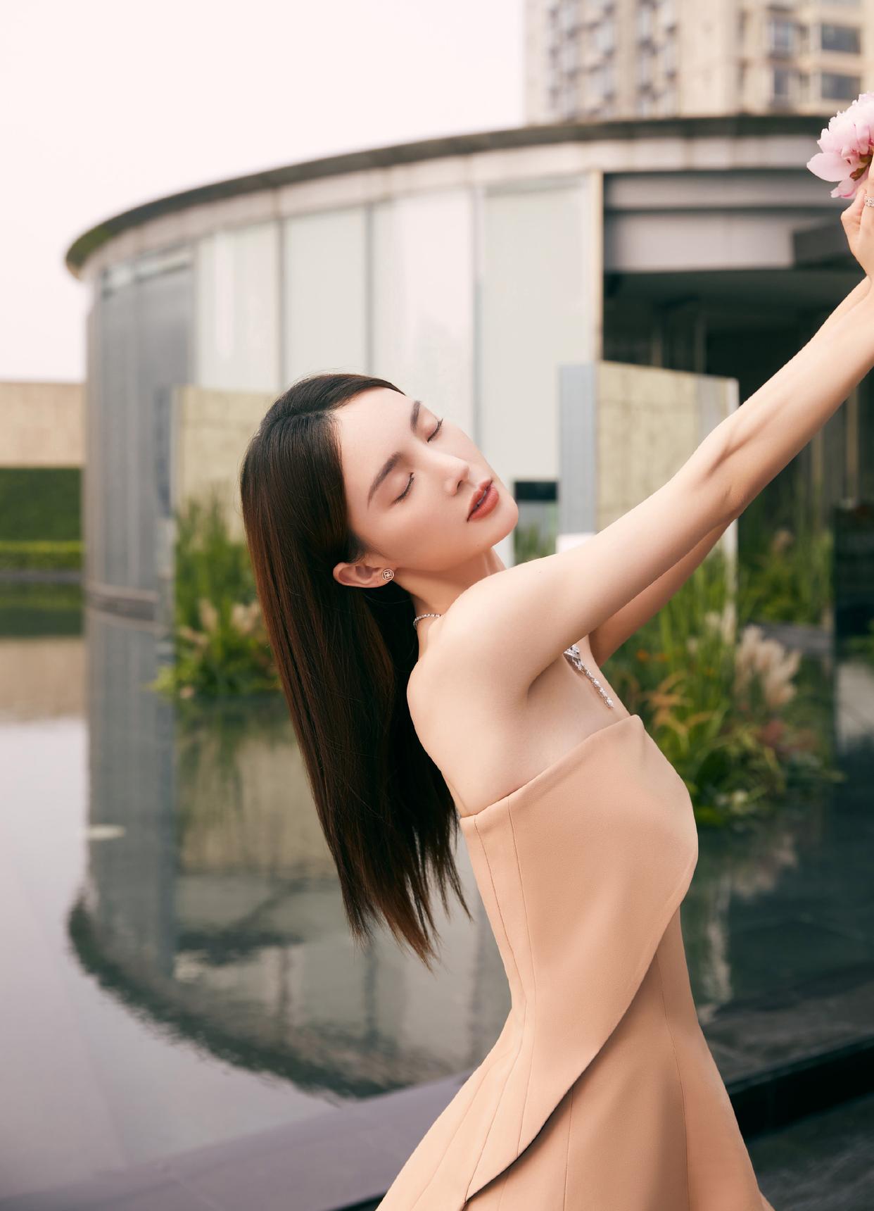 有一种优雅叫金晨穿"无痕裙",优雅又气质,巨型钻石项链太惹眼