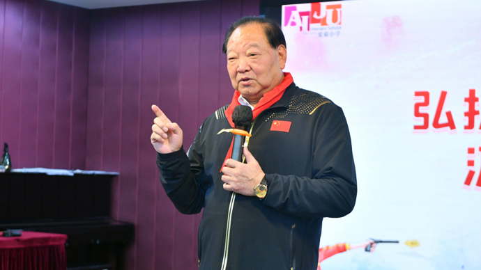 中国奥运冠军第一人许海峰进校园,看到孩子们他发现了问题