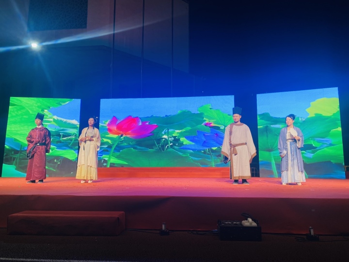 清风迎亚运会 杭州彭埠街道开展倡家风草坪晚会