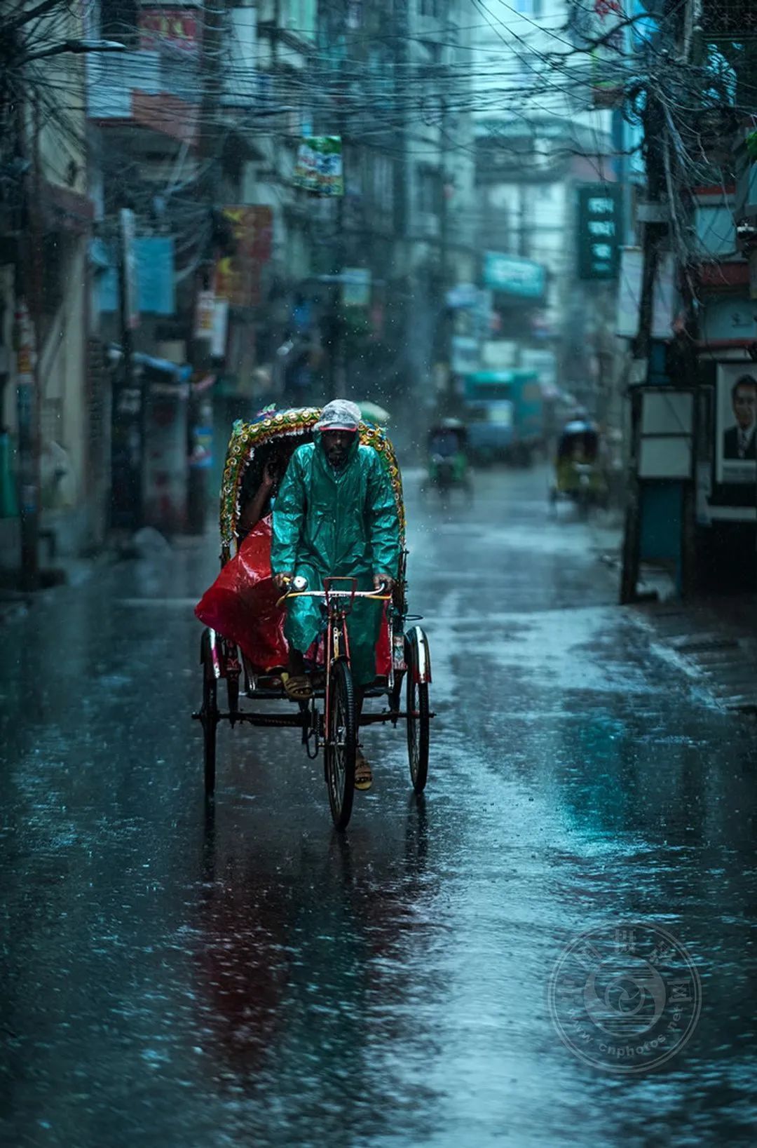 深邃的雨后街头,迷人的虚化肖像
