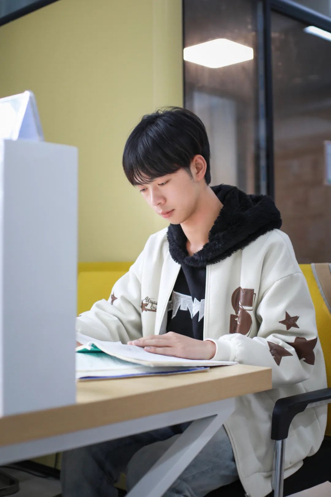 少年英雄 浩然正气!贵工商学子见义勇为获赠锦旗