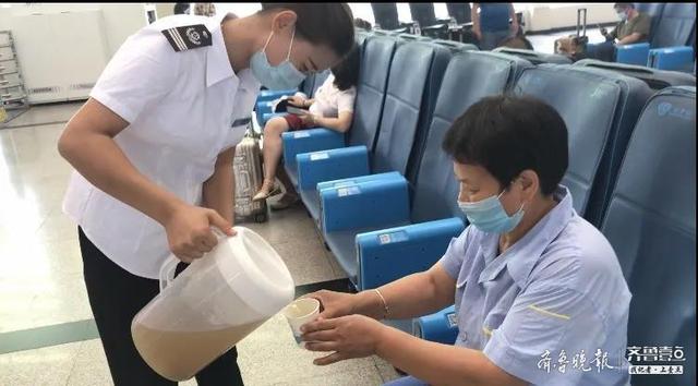 高温天送清凉,济宁汽车北站明星服务班为乘客"清热解暑"